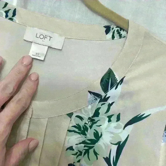 NWOT Loft Small Polyester Blouse Cream Green Blue Item# AV - Picture 2 of 4